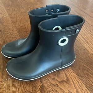 Woman’s Crocs short black rain boots